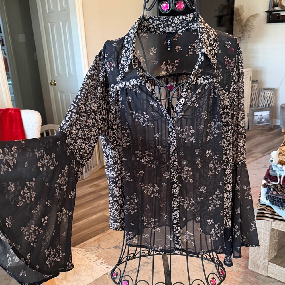 Chic Floral Black Blouse